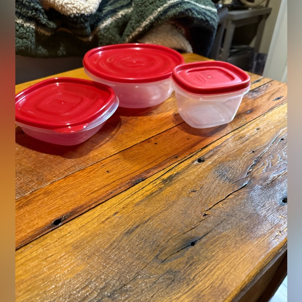 Lot of Rubbermaid containers